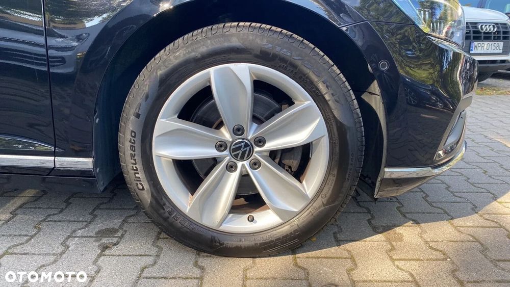 Volkswagen Passat - 12