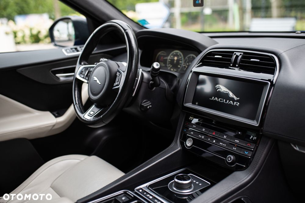 Jaguar F-Pace D300 AWD R-Dynamic HSE 90th Anniversary Edition - 35