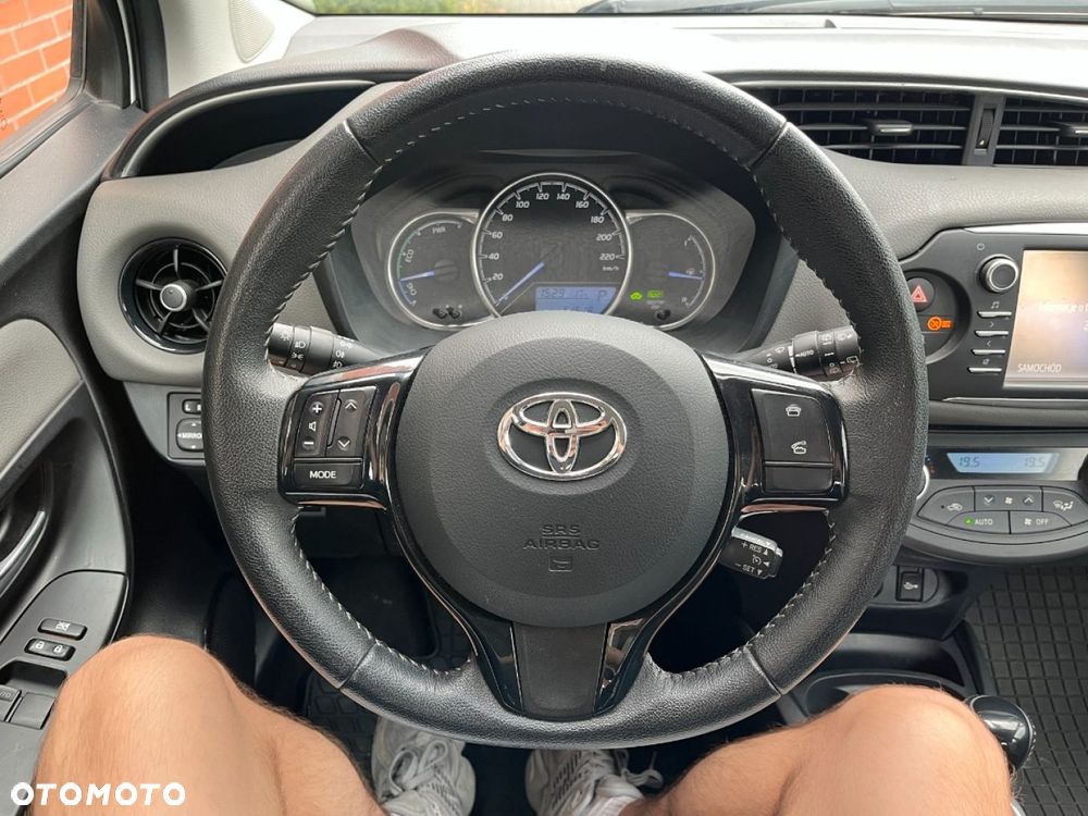 Toyota Yaris Hybrid 100 Business Edition - 9