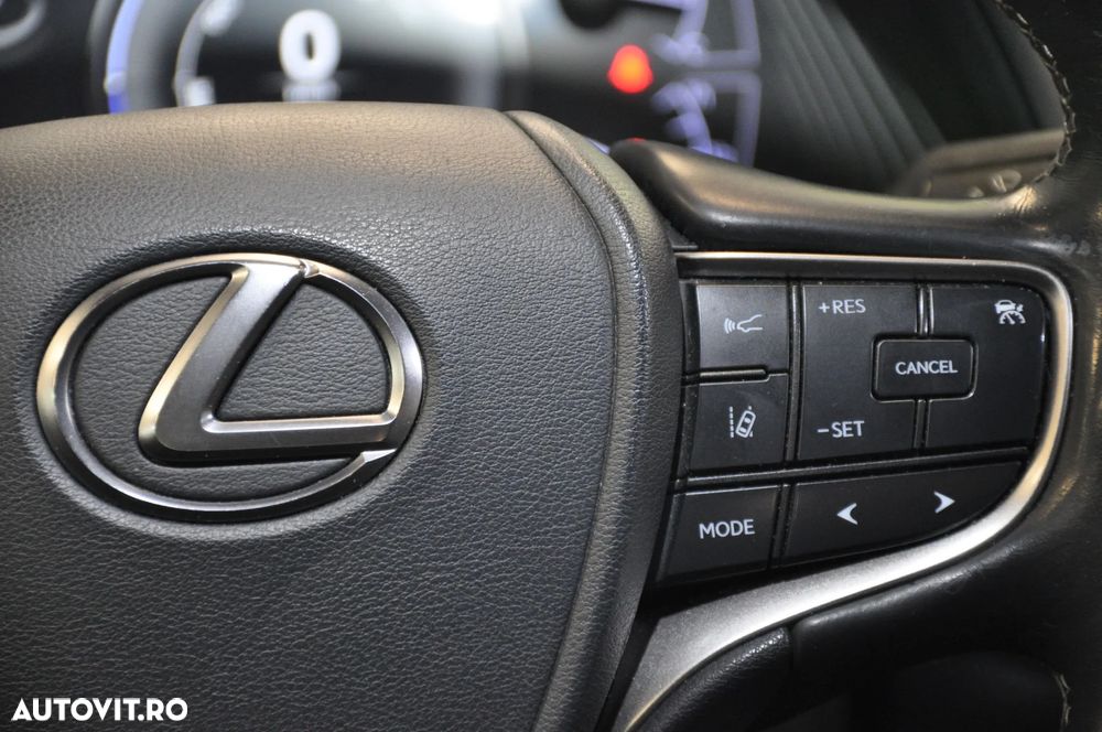 Lexus UX 250h FWD Executive - 18