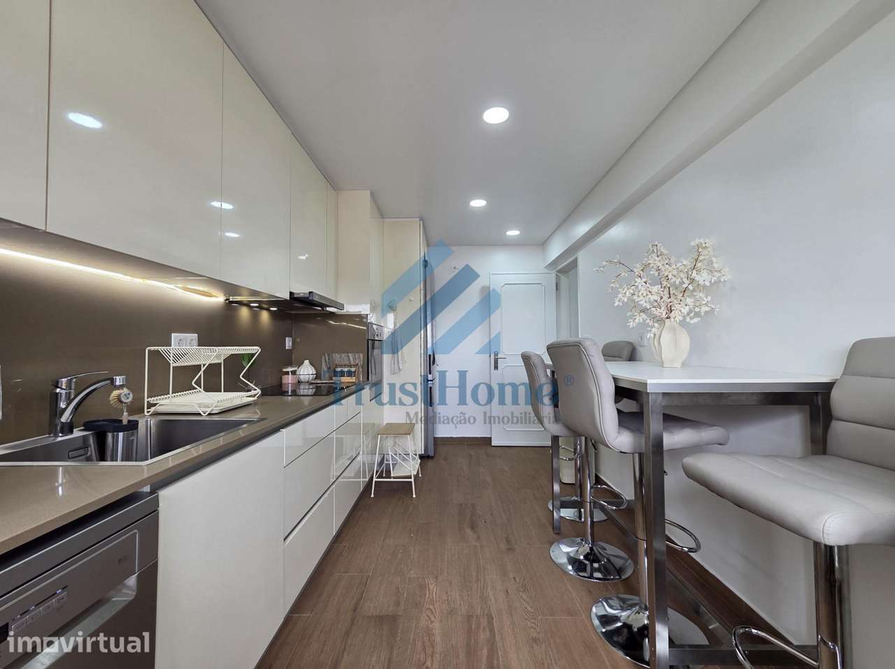 T2 na 1ª fase do Casal do Cotão remodelado e vista desafogada - Grande imagem: 2/32