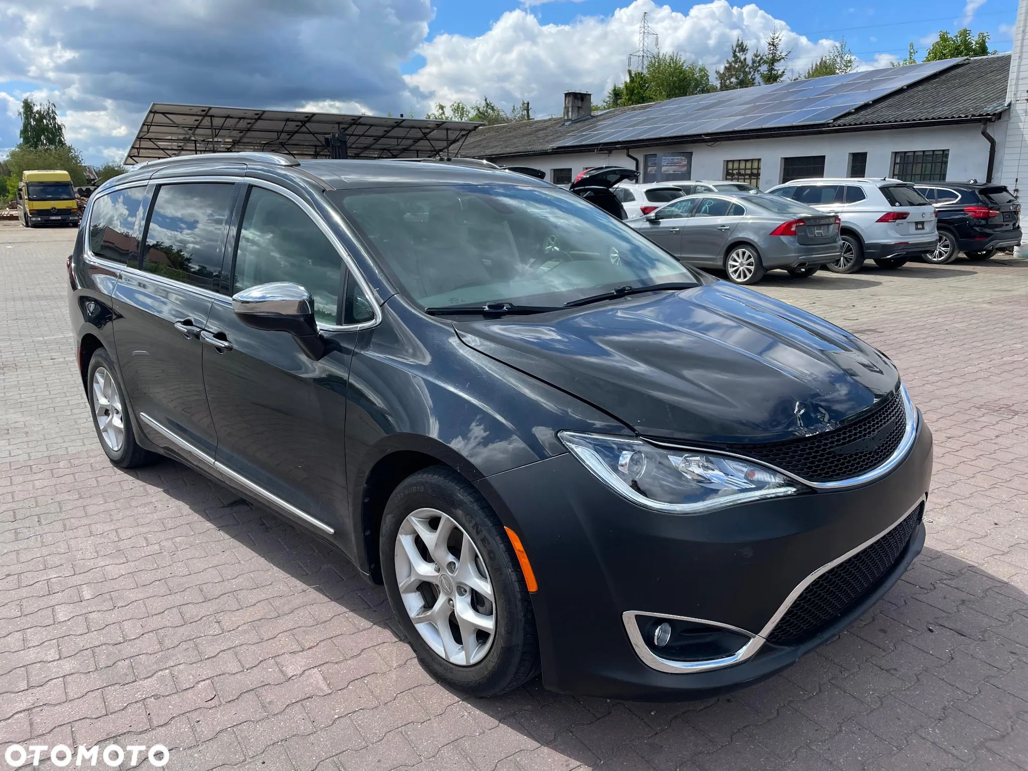 Chrysler Pacifica - 1