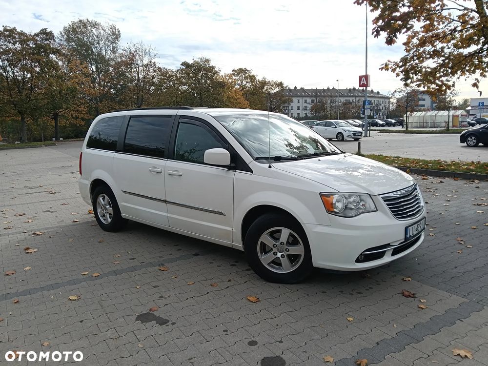 Chrysler Town & Country - 6
