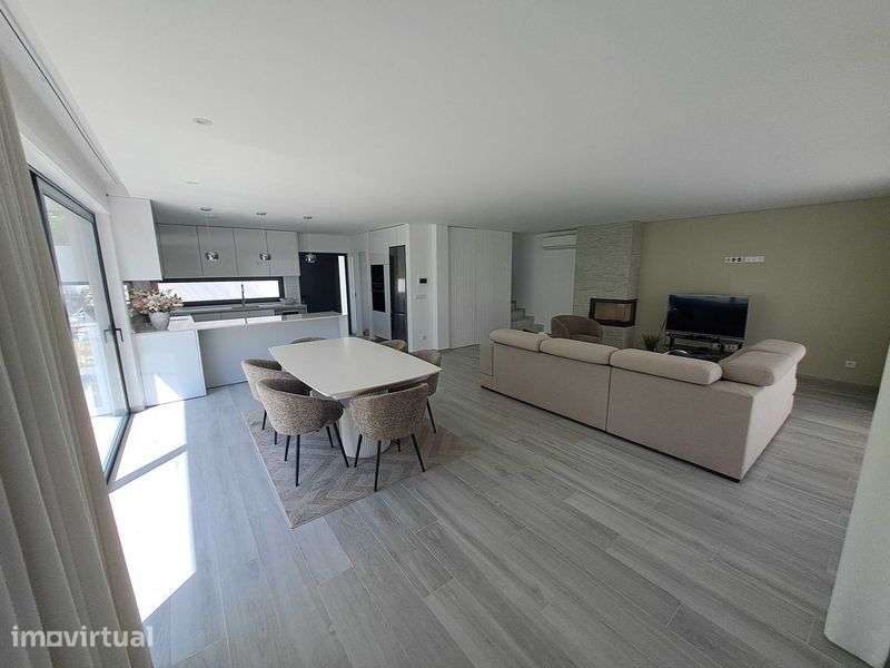 Moradia de Gaveto Exclusiva em Gualtar | Classe A | Apenas 1 Ano - Grande imagem: 4/12