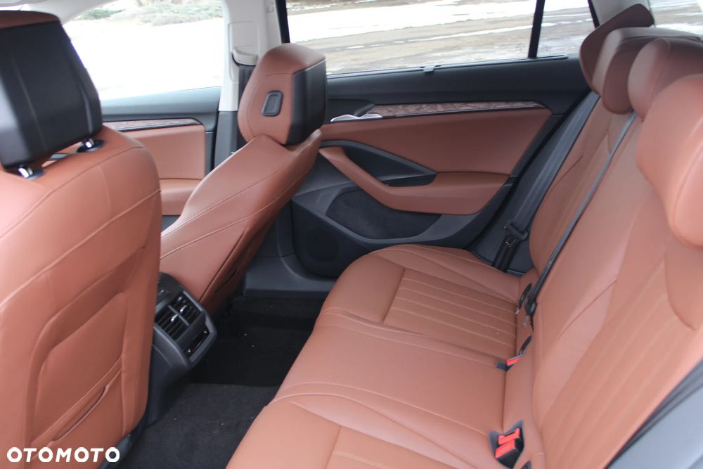 Skoda Superb 2.0 TDI SCR 4x4 L&K DSG - 11