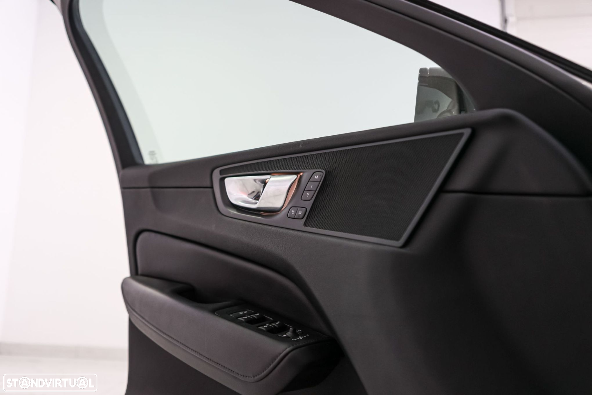 Volvo XC 60 2.0 B4 Plus Dark - 16