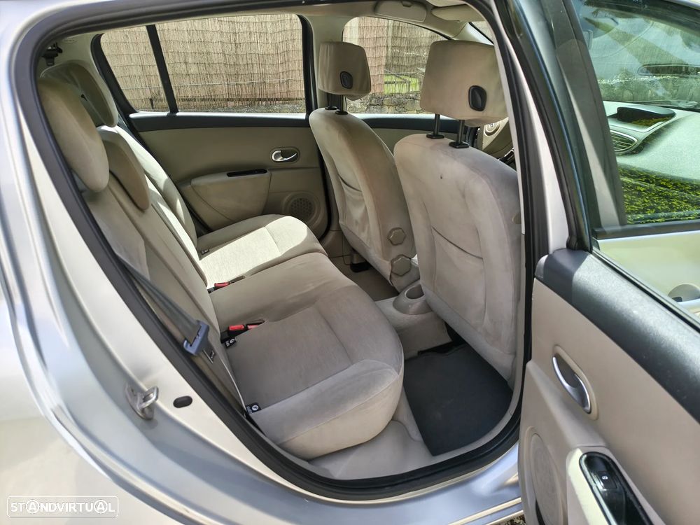 Renault Clio 1.2 16V Privilège - 11