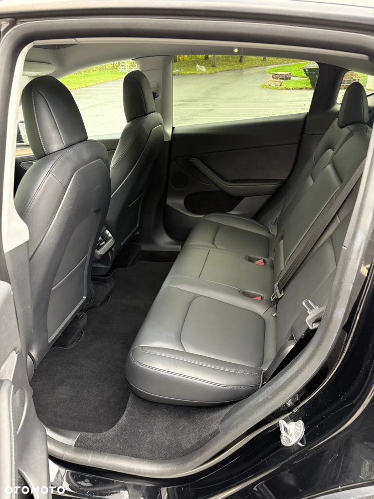Tesla Y Long Range AWD - 16