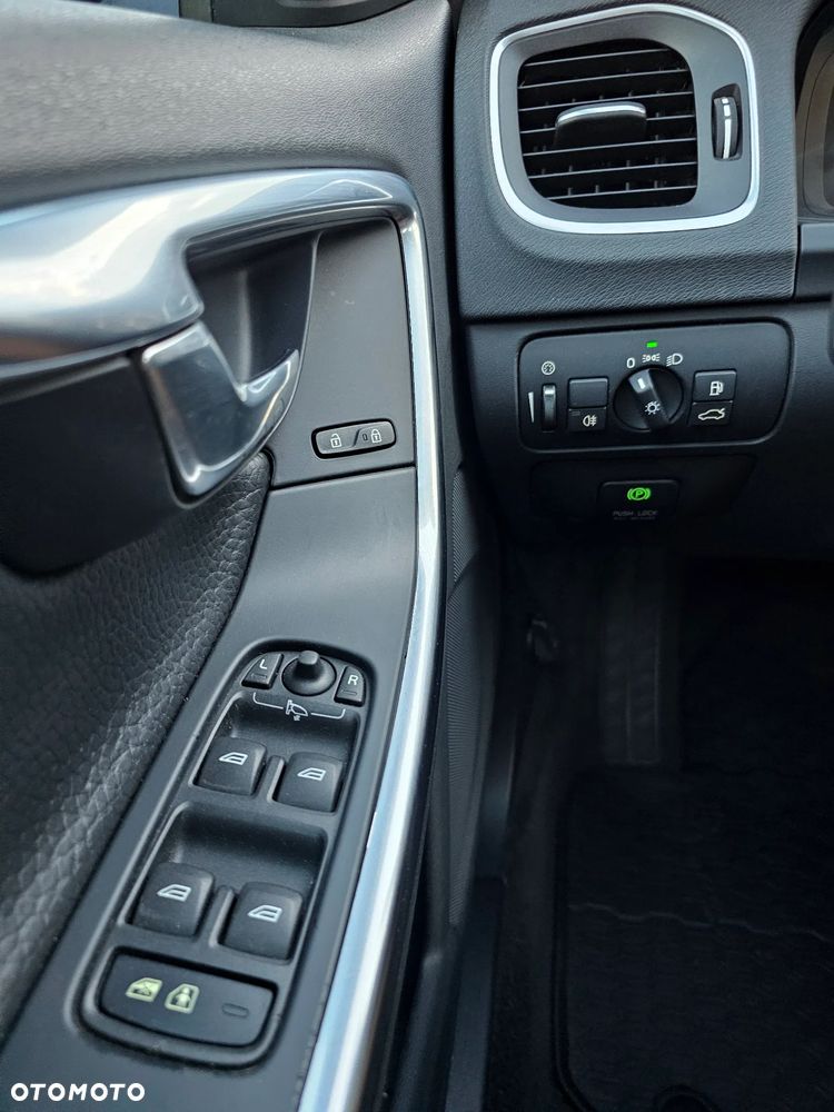 Volvo V60 D5 Geartronic Summum - 24