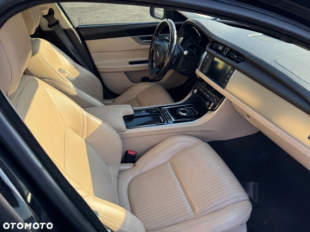 Jaguar XF 20d R-Sport - 12