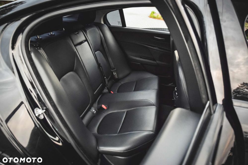 Jaguar XE 2.0 T R-Sport - 28