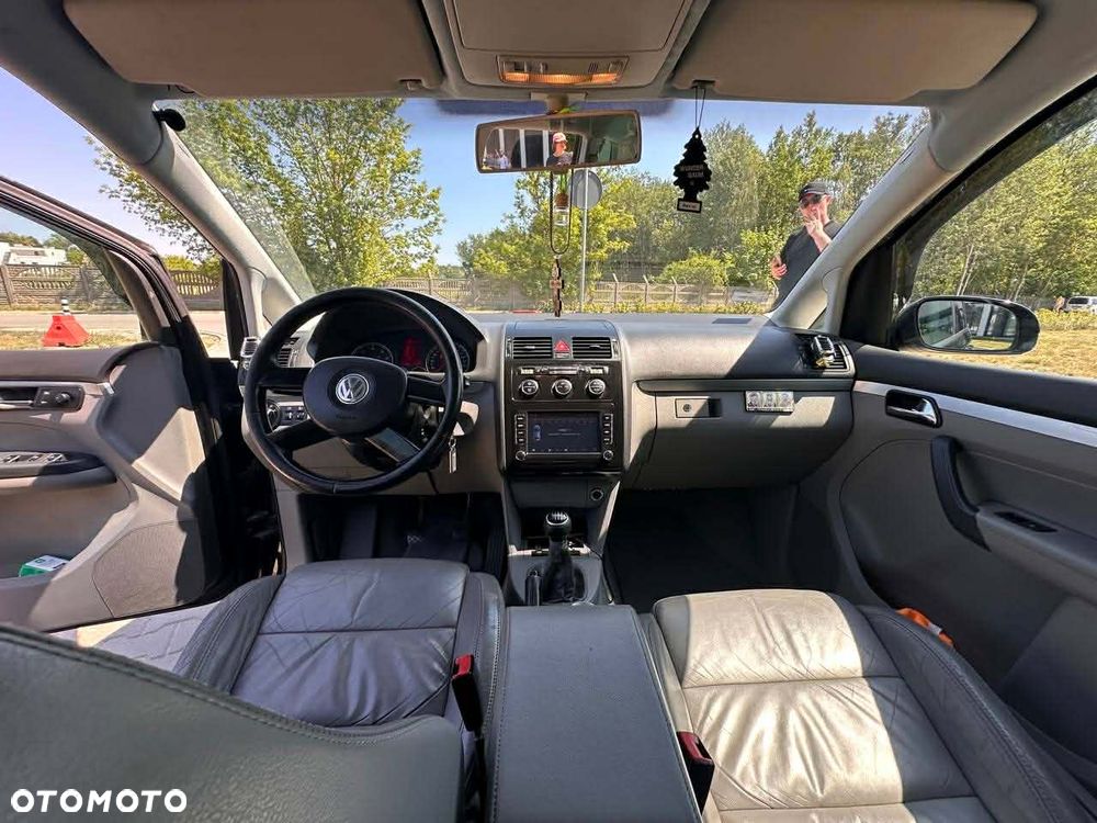 Volkswagen Touran 2.0 FSI Highline - 13