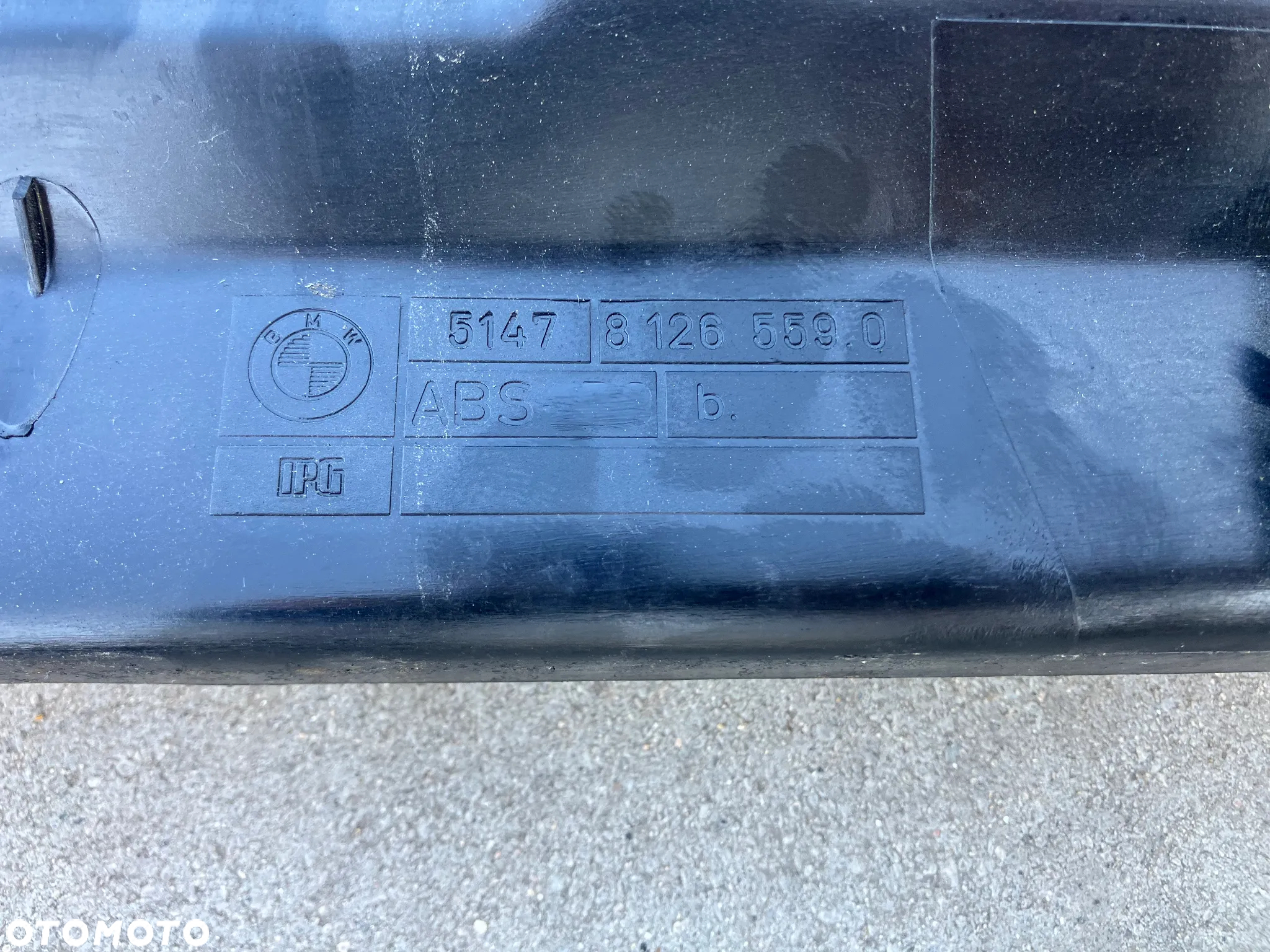 OSŁONA PASA TYŁ BMW E34 SEDAN WNĘKA BAGAŻNIKA PLASTIK 8126559 MASKOWNICA ZAMKA KLAPY - 2