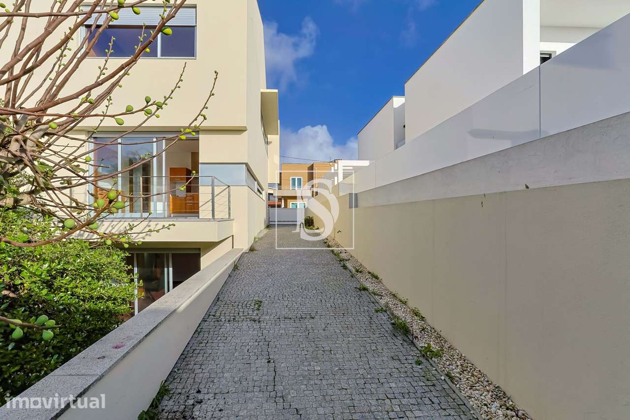 Moradia T3, Individual, c/ 3 pisos, Garagem Dupla e Jardim - Grande imagem: 2/38