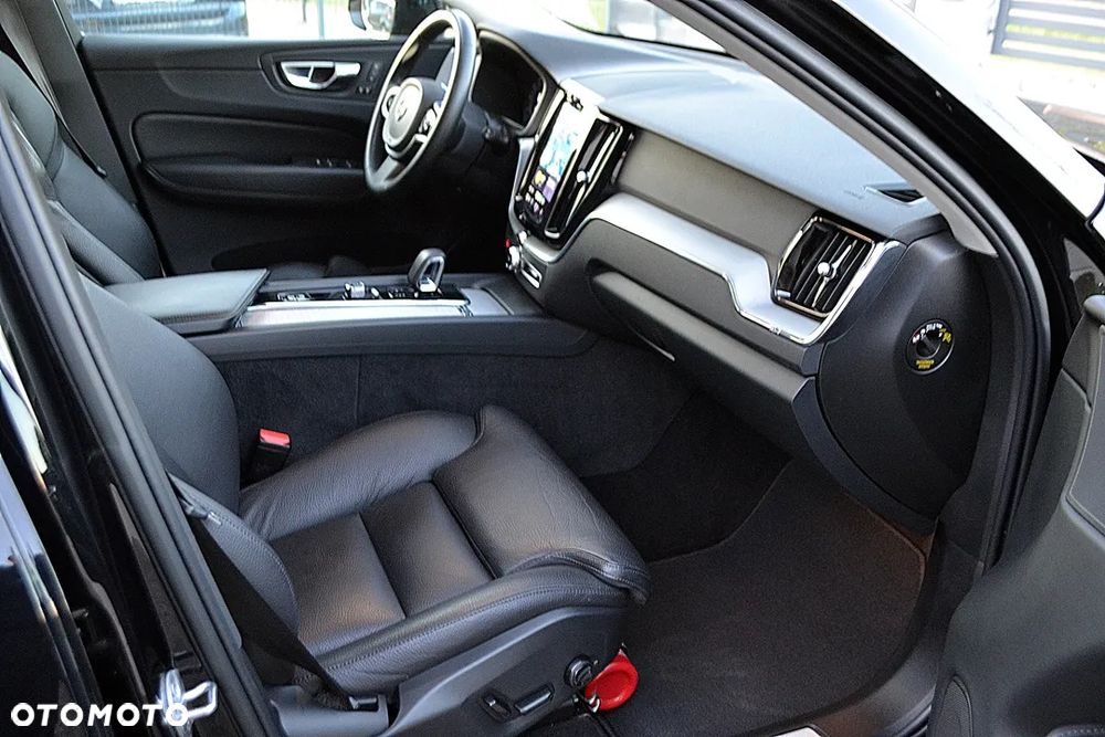 Volvo XC 60 B4 D Plus Dark - 18