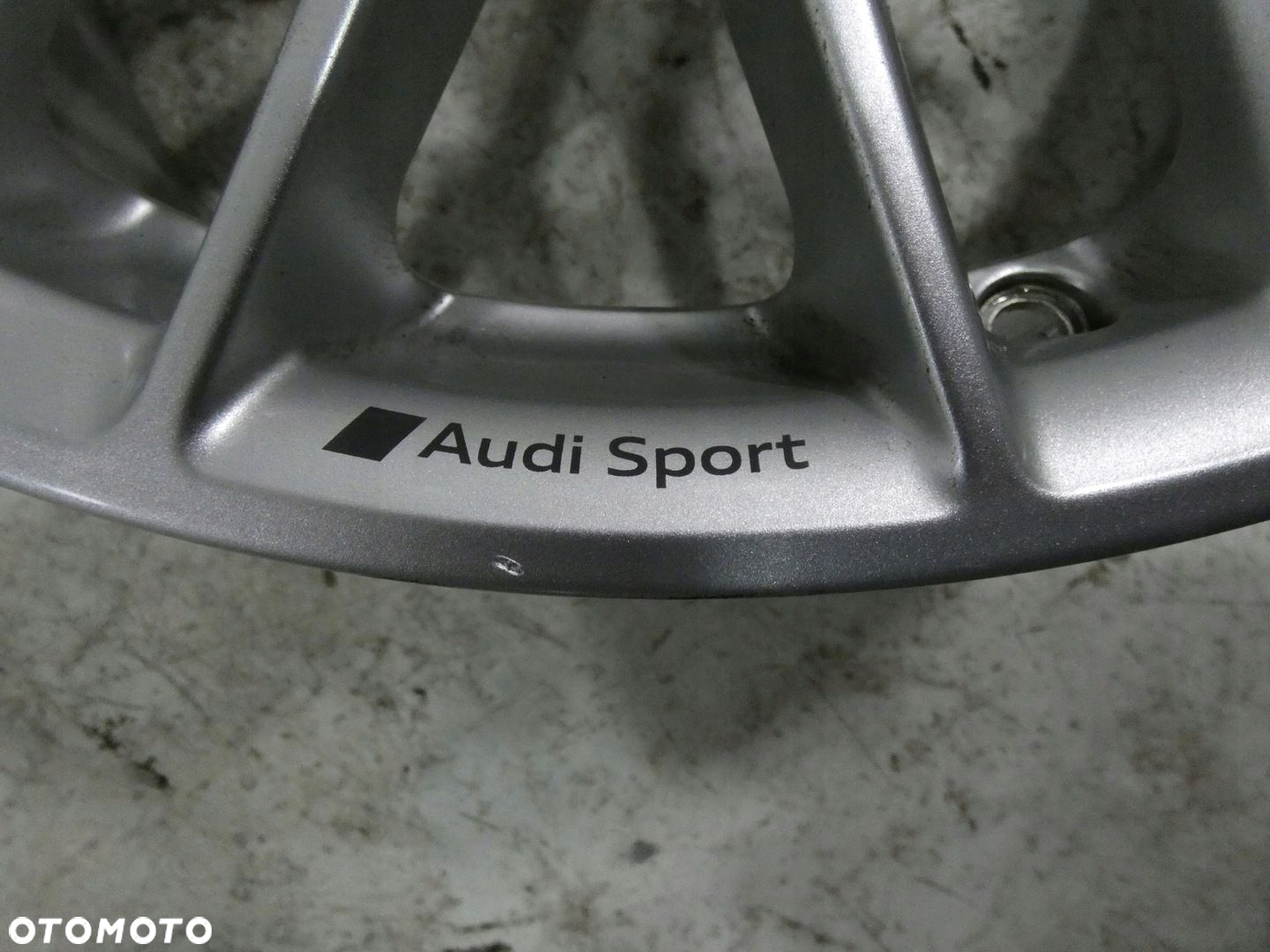 Audi aluminiowa felga 19 8V0601025FF - 2