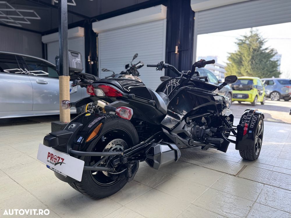 Can-Am Spyder - 22