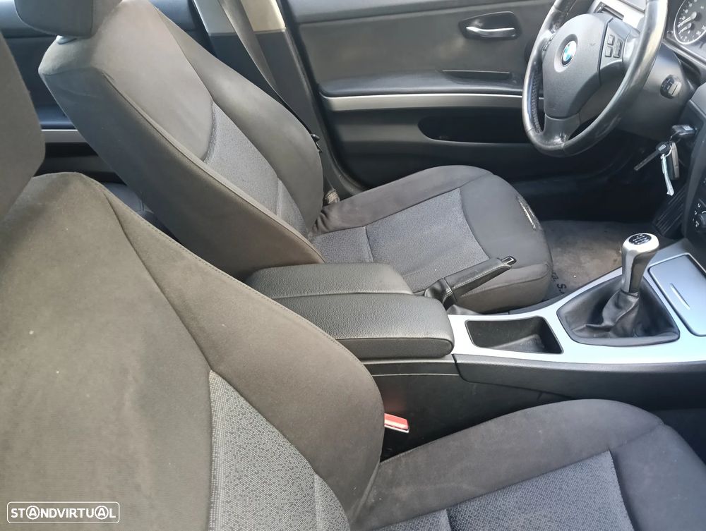 BMW 320 i Exclusive - 18