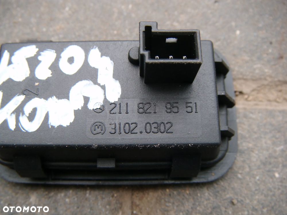 mercedes w204 08r  przycisk otwierania klapy 2118219551 - 2