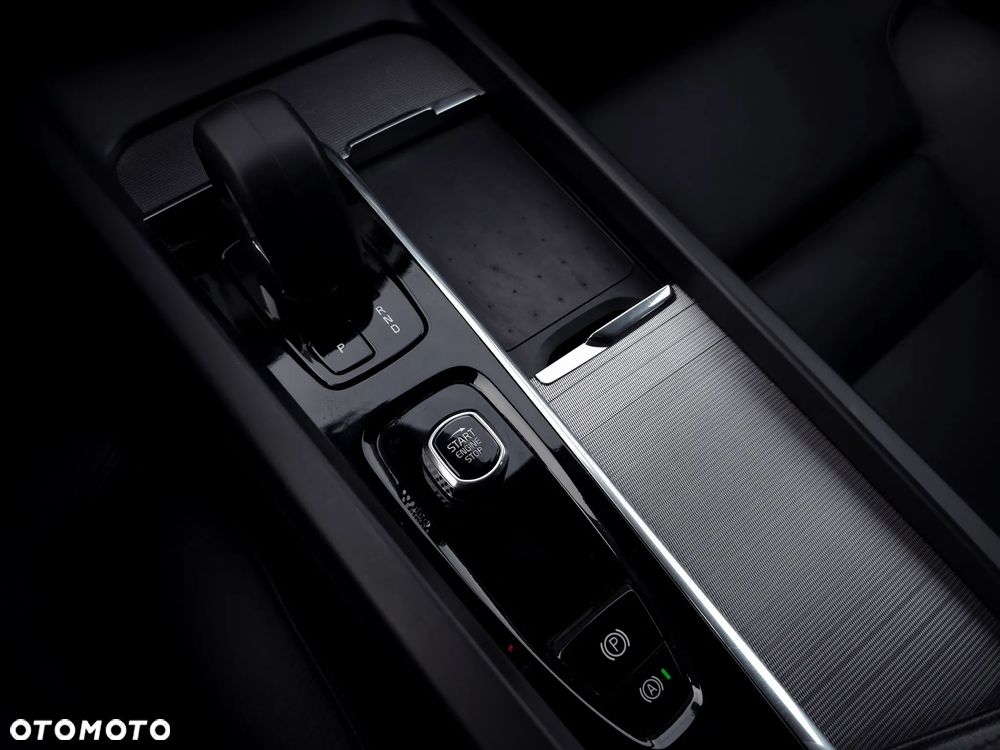 Volvo XC 60 B4 D AWD Plus Dark - 22
