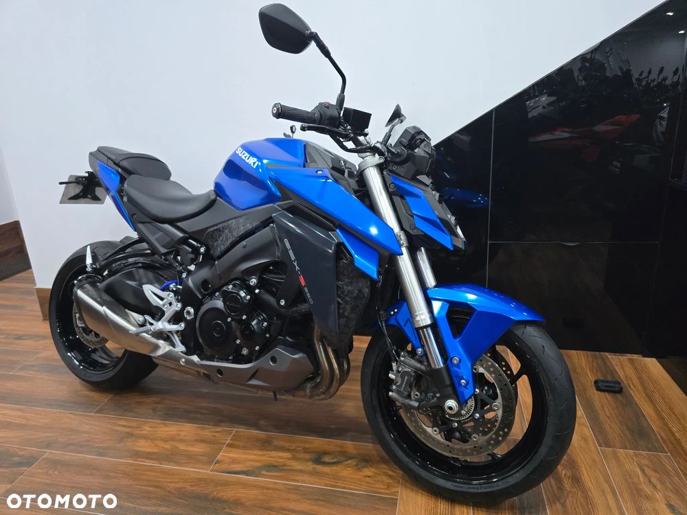 Suzuki GSX - 23