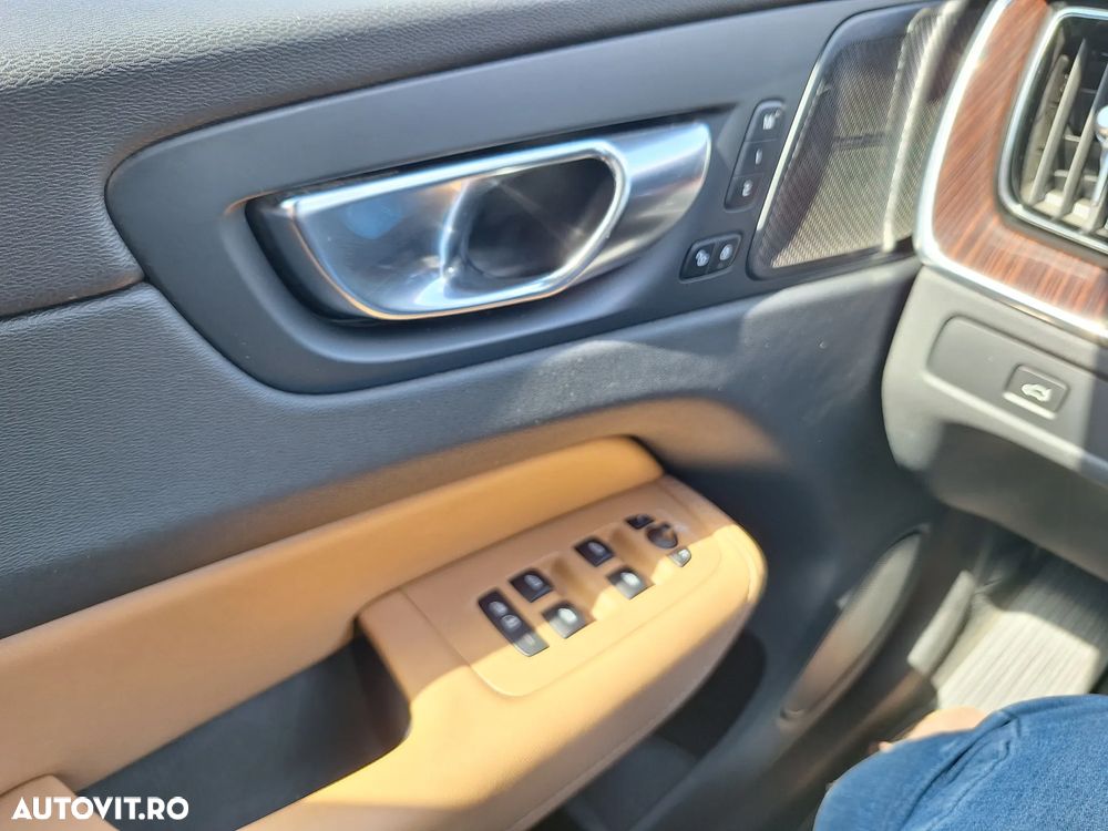 Volvo XC 60 B4 MHEV AT AWD Plus Dark - 24