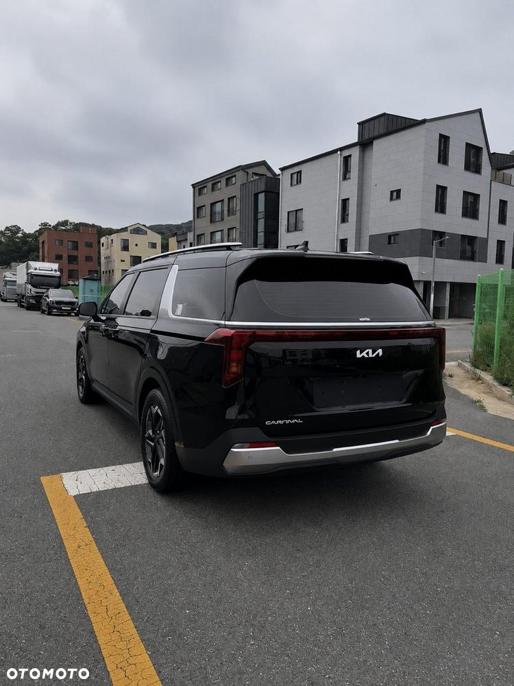 Kia Carnival - 2