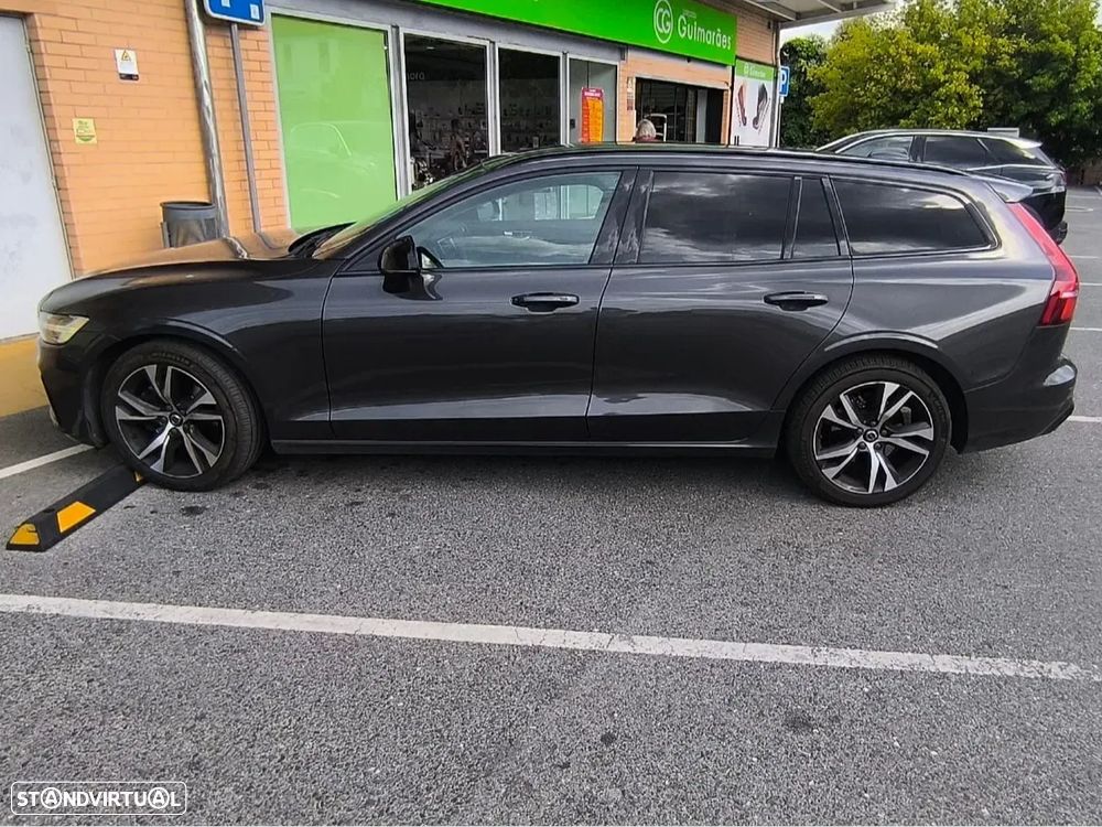 Volvo V60 2.0 B4 Plus Dark Auto - 1