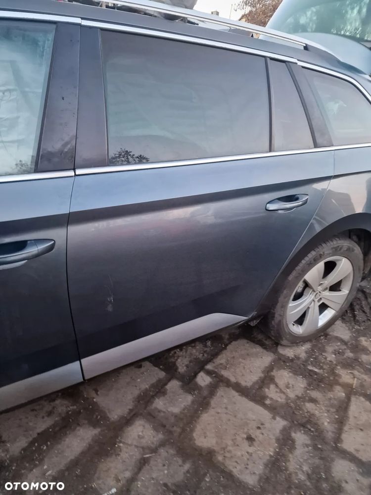 Drzwi  lewy tył  skoda  superb  III  kombi  w  kolorze LF7Y - 1