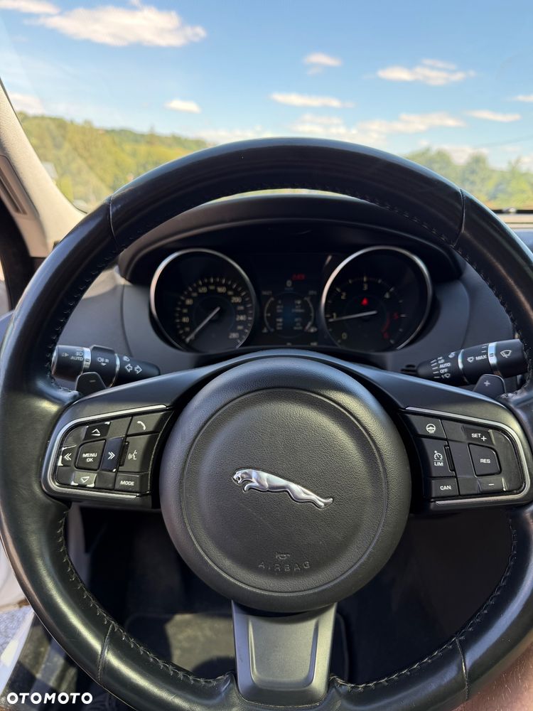 Jaguar XE 2.0 D AWD Prestige - 8