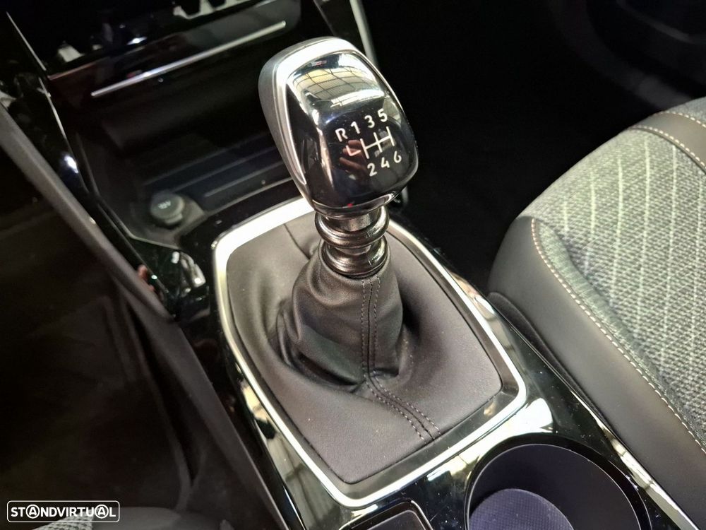 Peugeot 2008 1.2 PureTech Allure — fotografia 15
