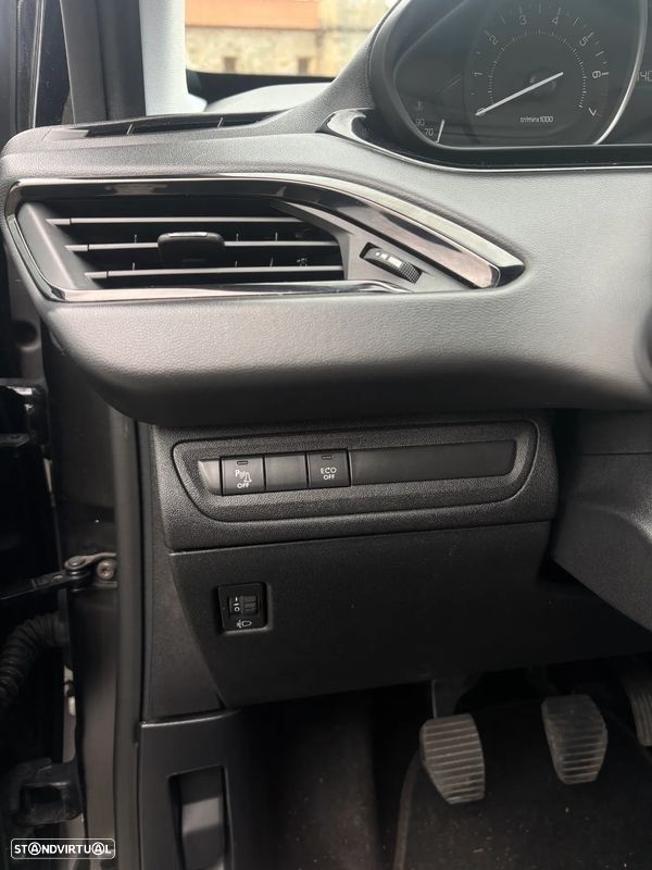 Peugeot 208 1.2 PureTech Active - 12