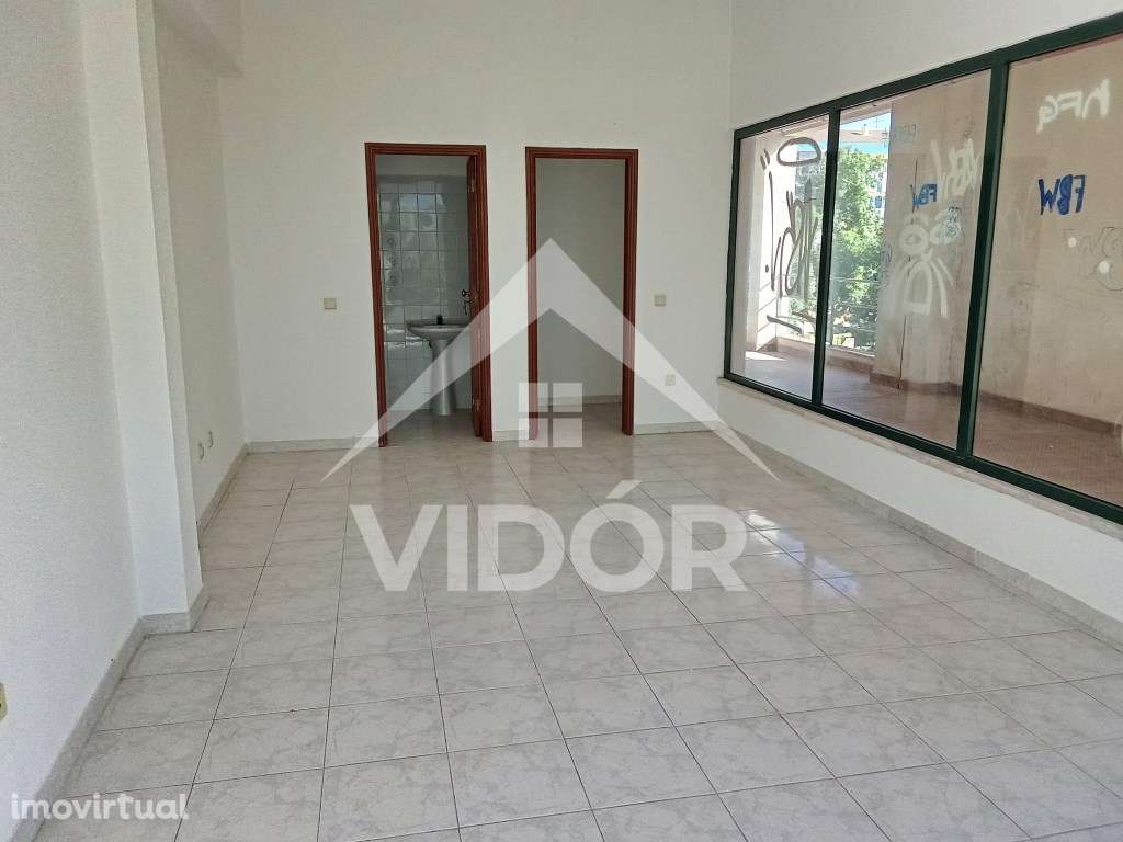 Loja com 30 m² no Mercado Municipal da Baixa da Banheira - Grande imagem: 2/8