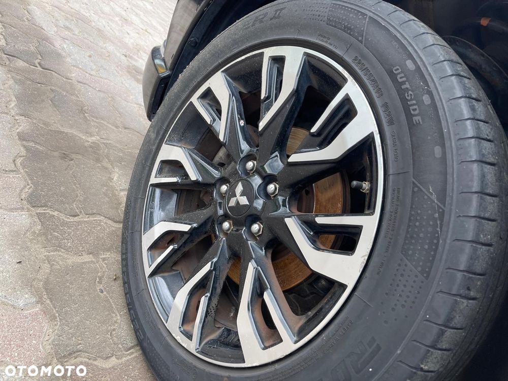 Mitsubishi Outlander Instyle NAVI + - 40