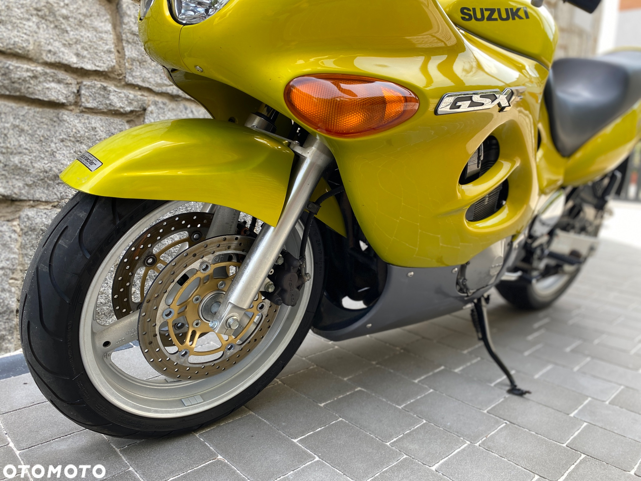 Suzuki GSX - 12