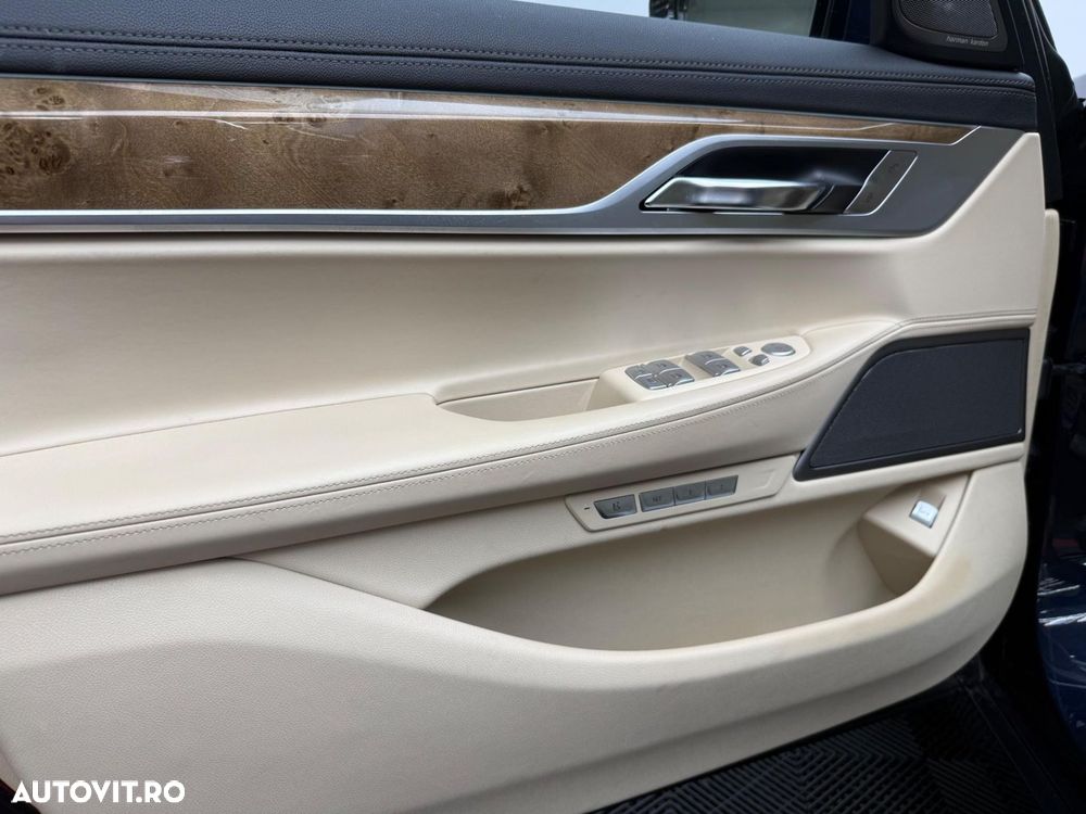 BMW Seria 7 740e iPerformance - 37