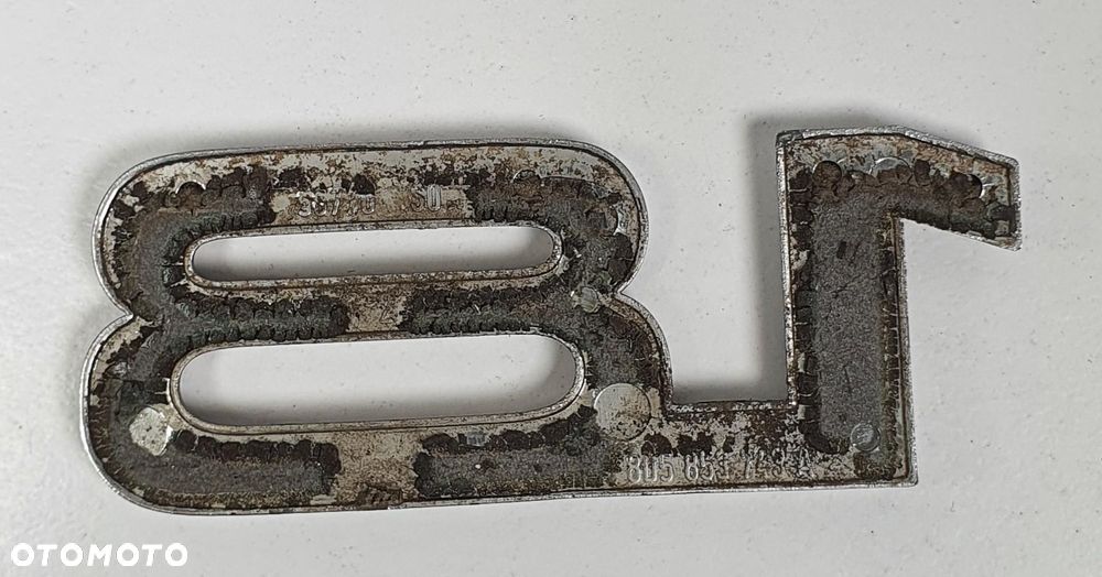 EMBLEMAT ZNACZEK LOGO 1.8 AUDI A4 B5 8D5853743A - 2