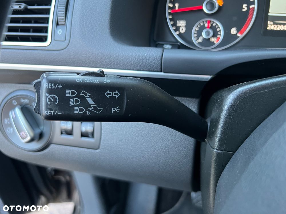 Volkswagen Touran 1.6 TDI DPF BlueMotion Technology Highline - 23