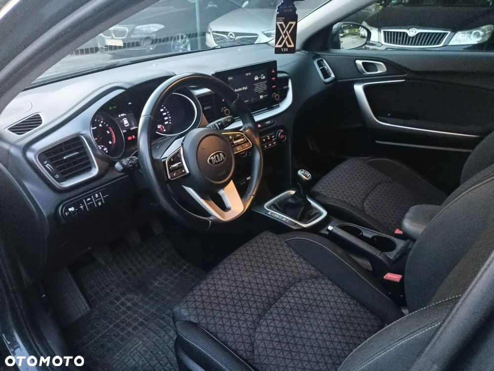 Kia Ceed - 36
