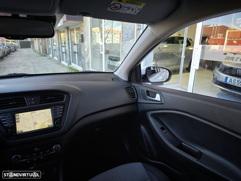Hyundai i20 Active 1.4 CRDi Comfort Navi - 16