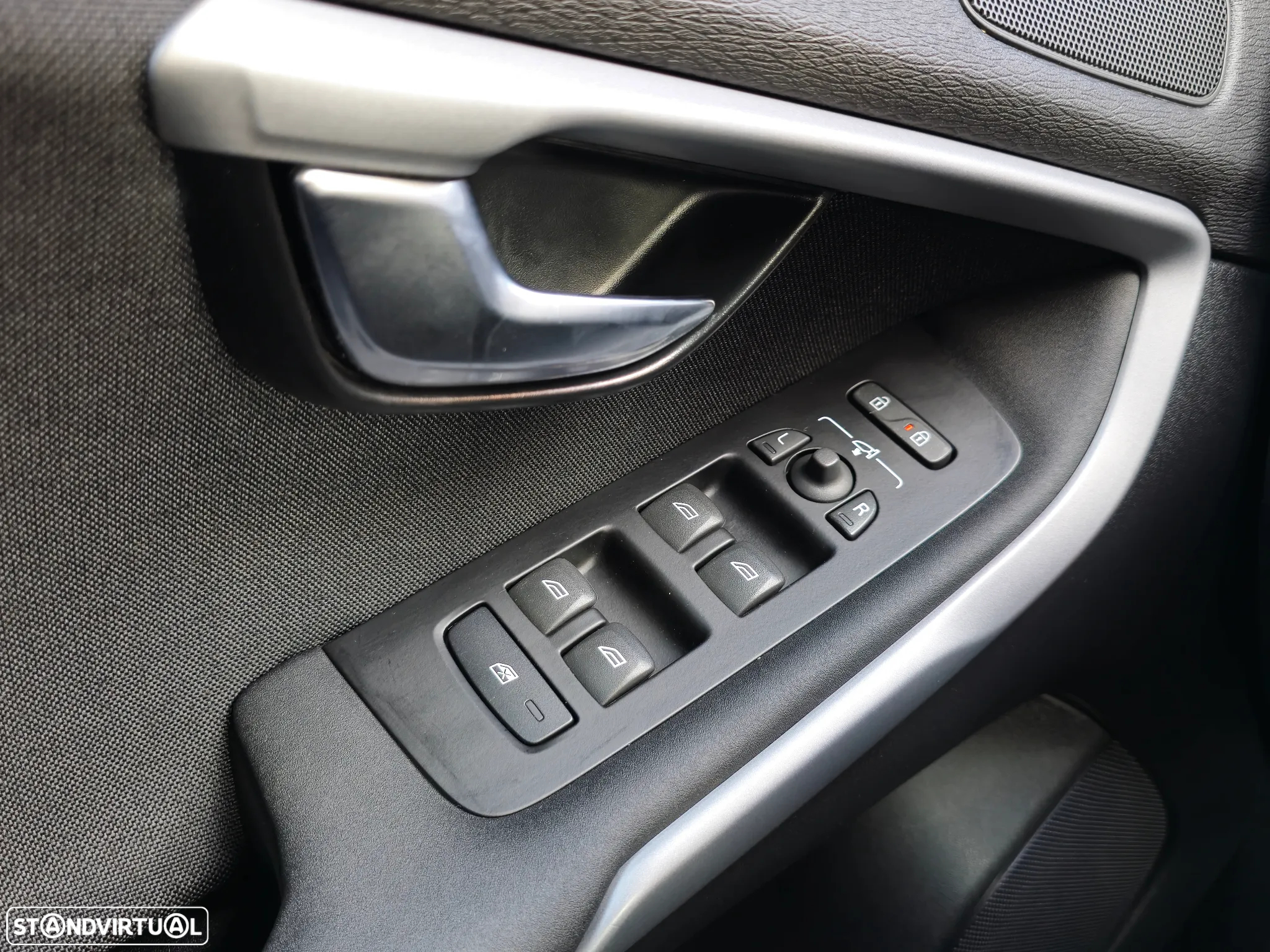Volvo V40 2.0 D3 Momentum - 28