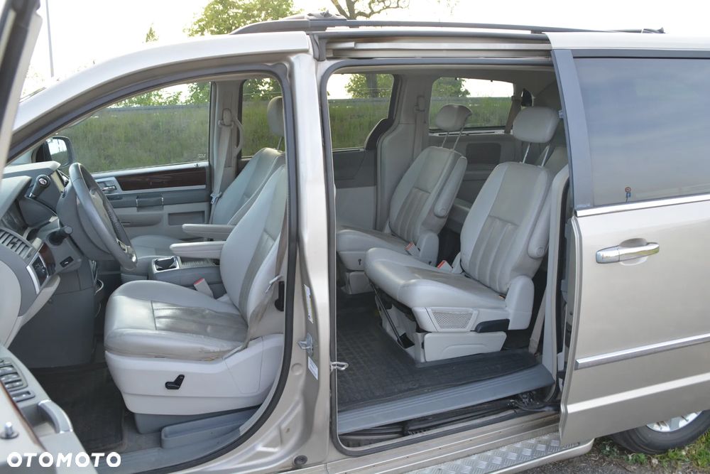 Chrysler Town & Country - 8