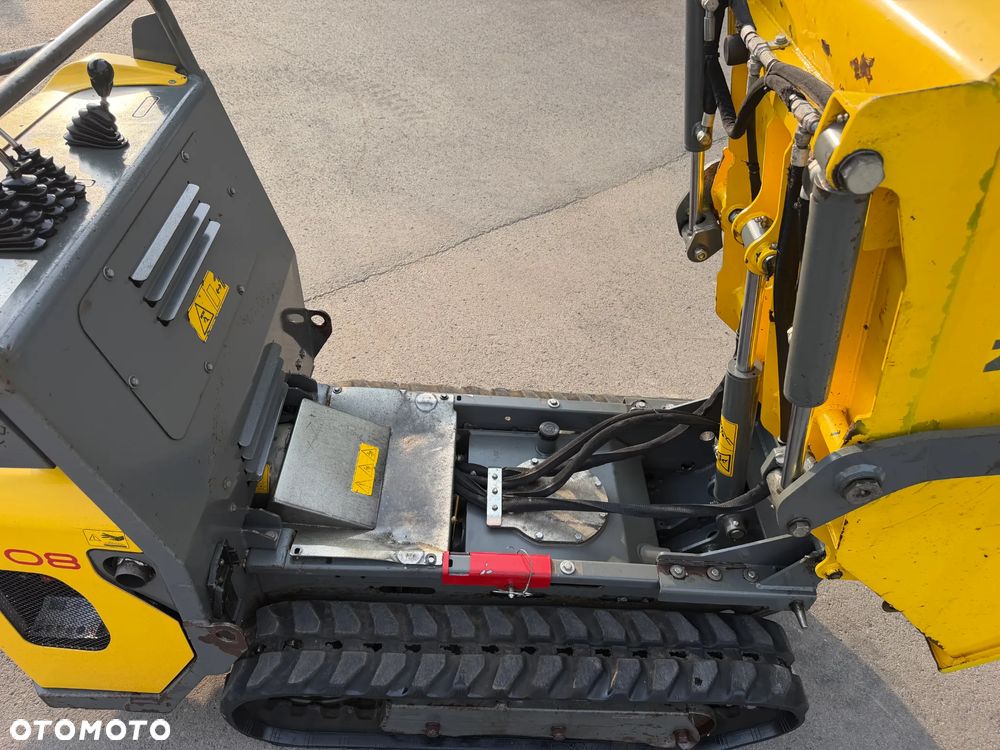 Wacker Neuson DT08 Diesel! Wozidło Samo-załadowcze 1 tona ładowność.  silnik YANMAR Kiprowanie i załadunek  własny HYDRAULICZNY. Wywrotka do specjalistycznych zadań. Bardzo mała wielkościowo a szybka i wydajna! Odpala na Kluczyk. Wywrotka sprowadzona z Norwegii z Urzędu komunalnego. Badzo zadbana maszyna bez luzów i wycieków. OKAZJA TANIO. Podest do jazdy. Perfekcyjny stan! 2017rok.  900 MTG - 18
