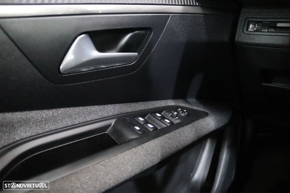 Peugeot 3008 PureTech 130 Stop & Start GPF EAT8 Active Pack — fotografia 4