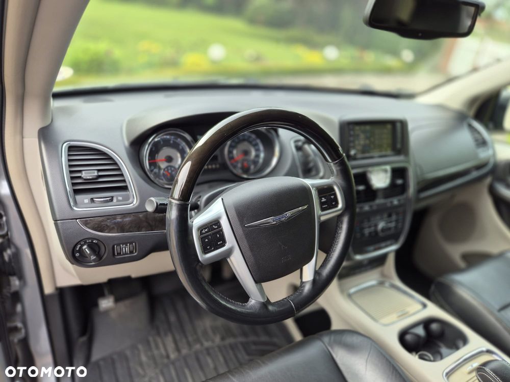 Chrysler Town & Country - 13