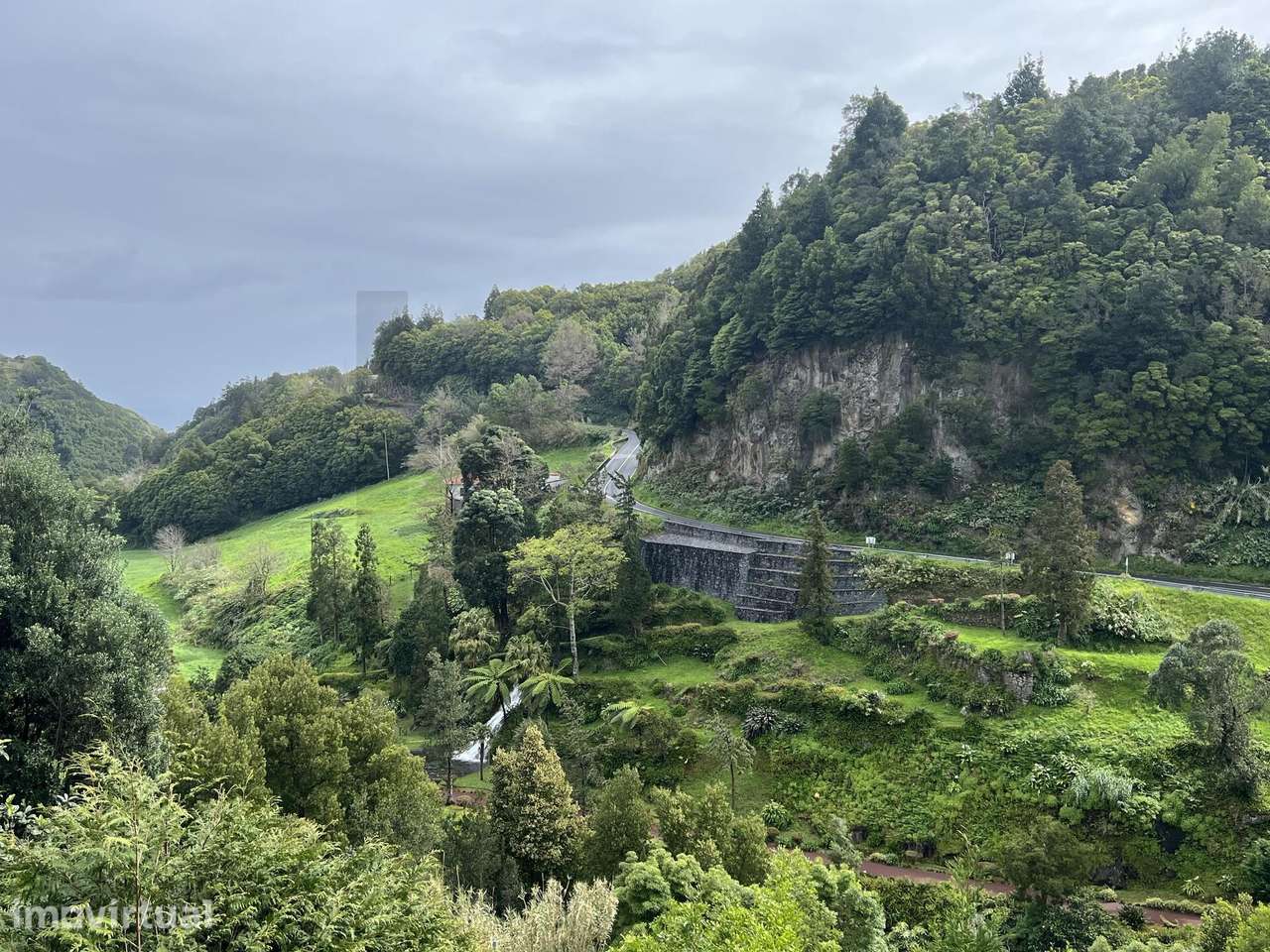 Moradia Rústica com Vista Deslumbrante em Ambiente Natural - Grande imagem: 2/16