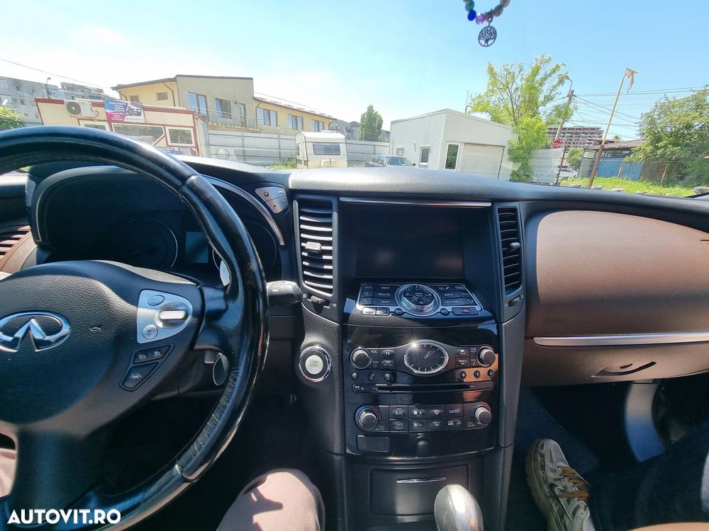 Infiniti Q70 - 27