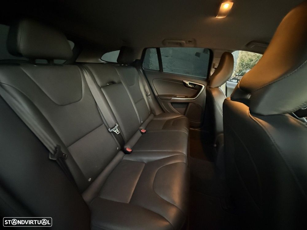 Volvo V60 D6 Plug-In-Hybrid AWD Geartronic Momentum - 11