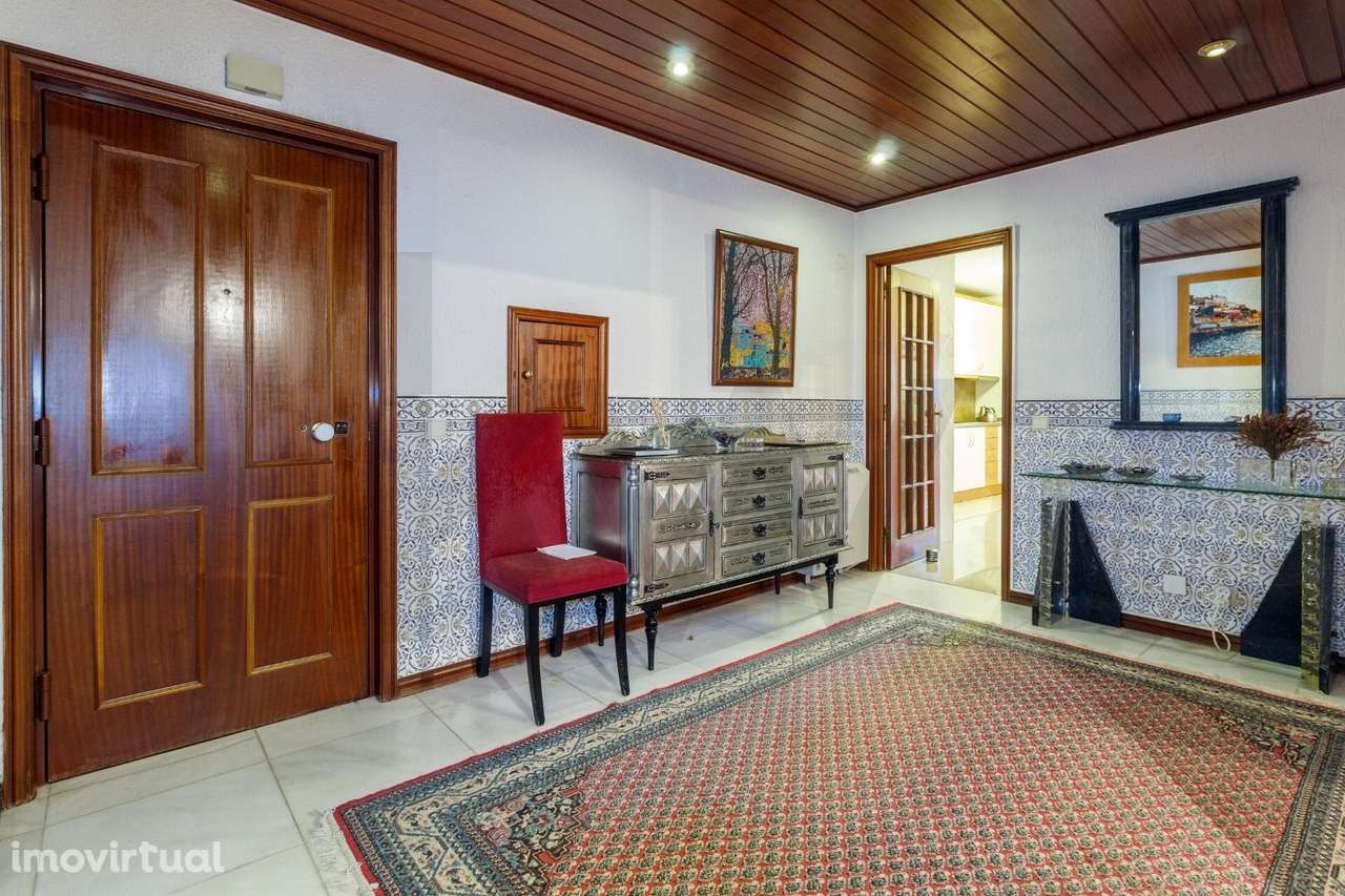 T4 à Venda ao centro de V. N. Gaia 2 lugares de garagem e arrumo - Grande imagem: 2/31