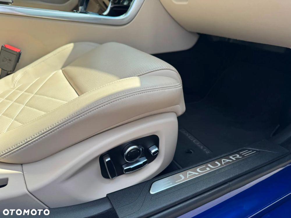 Jaguar XE 25t Prestige - 27